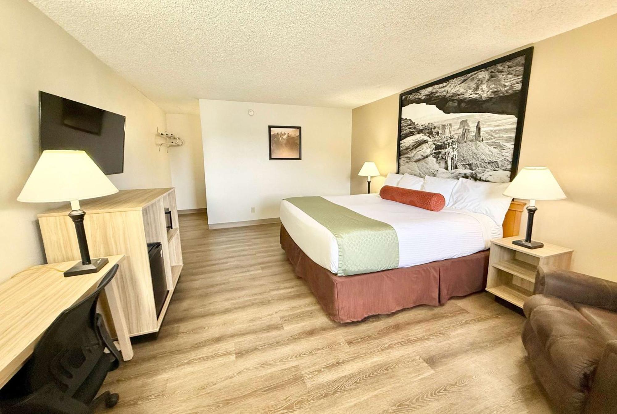 Super 8 By Wyndham Salina/Scenic Hills Area Hotel Exterior photo